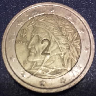 pièce de 2 euros avec un 2 gravé sur un face